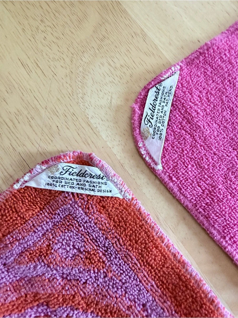 Vintage 70s Fieldcrest Hot Pink Orange Sculpted Medallion Floral Wash Cloths 2